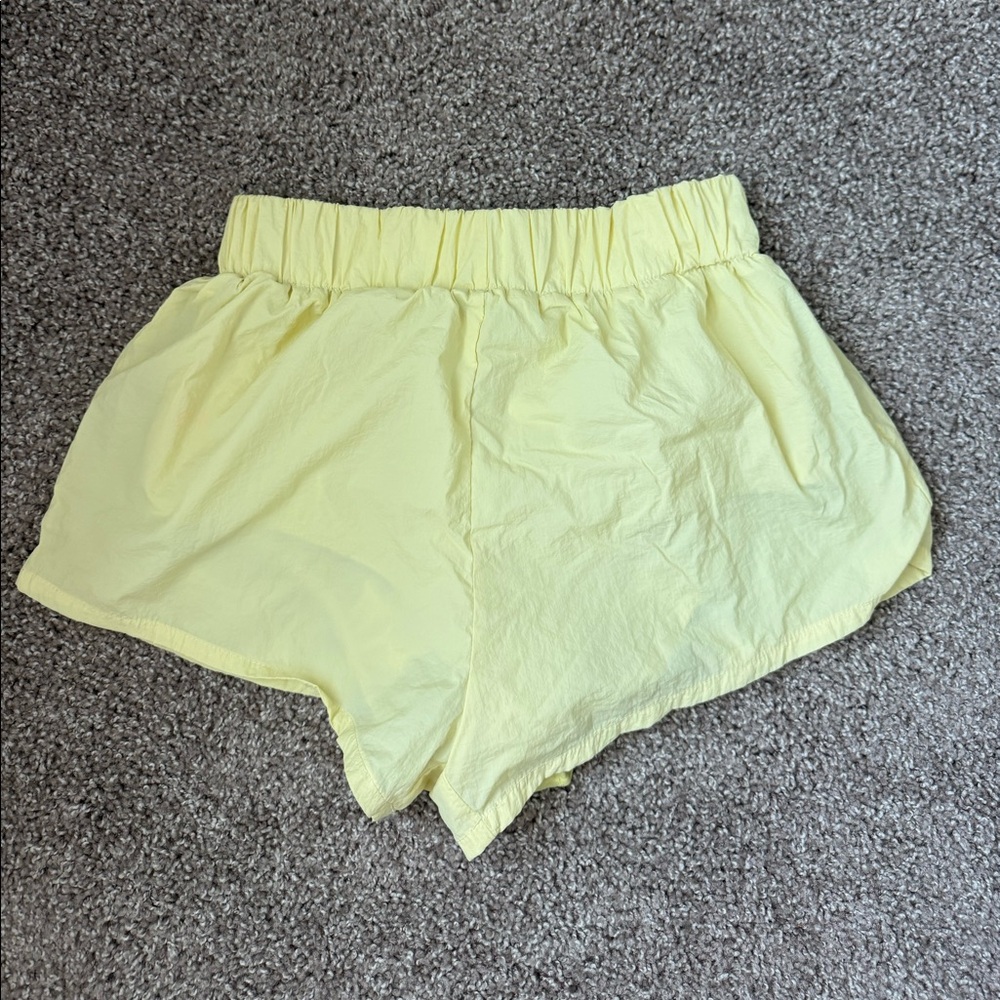 Daily Drills Bounce Shorts in Lemonade Size Small - Picture 2 of 2